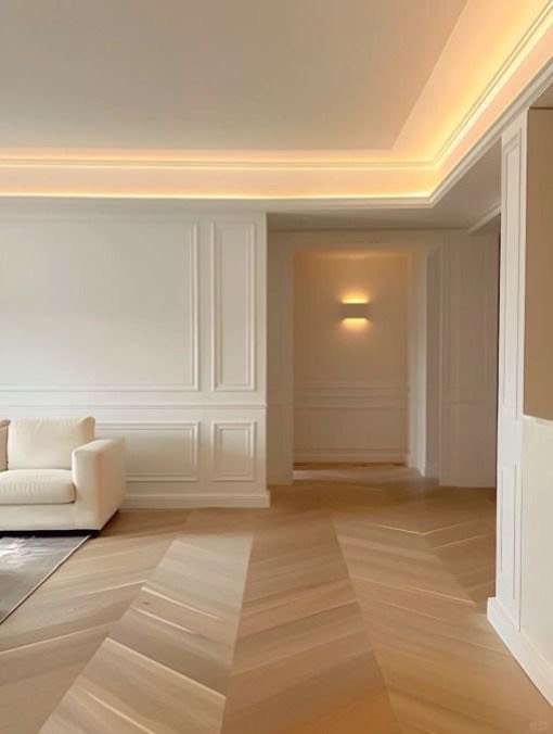 Intérieur contemporain lumineux avec piscine privée